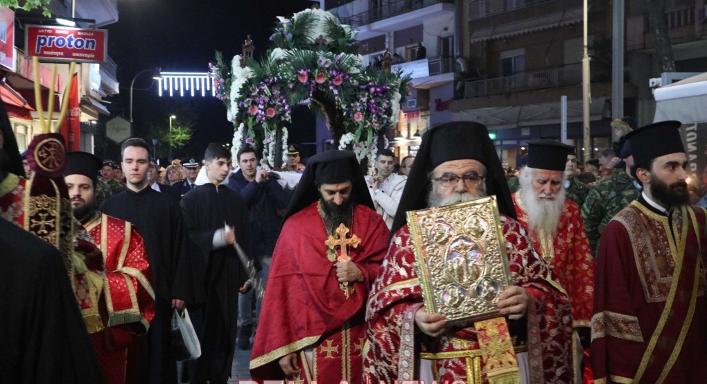 Σε κλίμα κατάνυξης  η περιφορά του Επιταφίου στην Έδεσσα (φωτό και βίντεο)