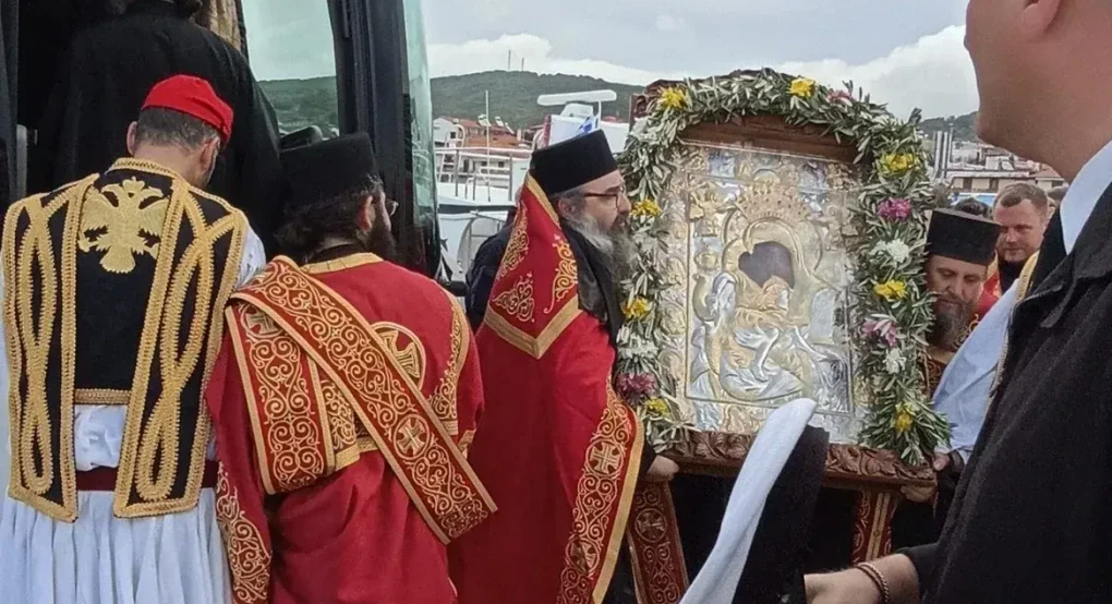 «Άξιον Εστί»: Ξεκίνησε η μεταφορά της εικόνας από το Άγιον Όρος στην Αθήνα