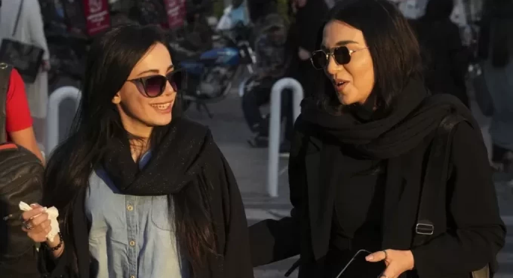 Πετούν τη μαντίλα: Οι γυναίκες αψηφούν τους μουλάδες, και συνεχίζουν να «σηκώνουν κεφάλι» στο Ιράν