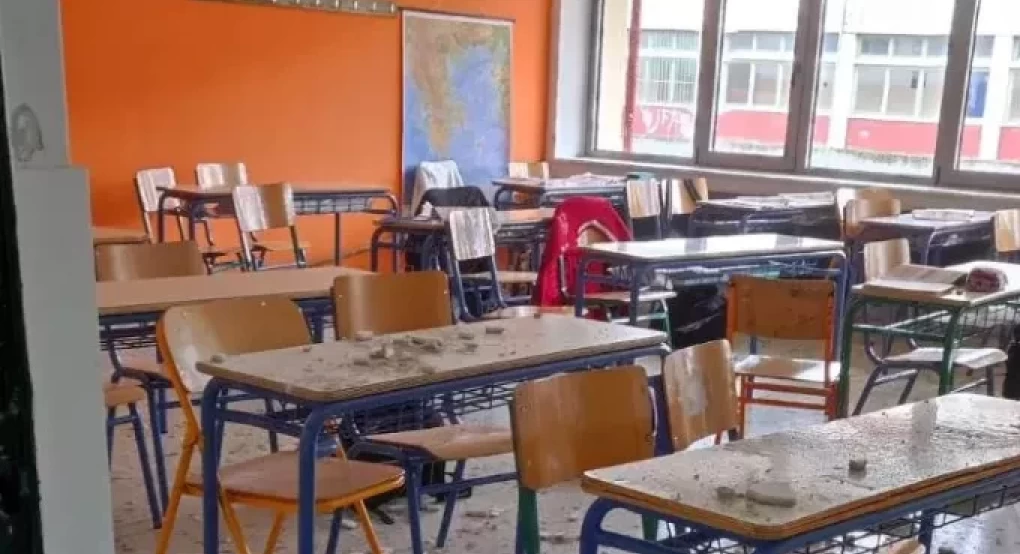 Σοβάδες εν ώρα μαθήματος, έπεσαν σε σχολείο στα Τρίκαλα -Από τύχη δεν τραυματίστηκε μαθητής