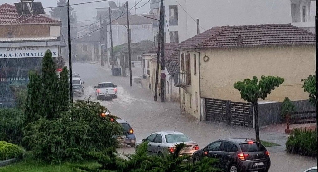 Σαρωτικές πλημμύρες στα Τρίκαλα: Απεγκλωβίστηκαν 13 άτομα