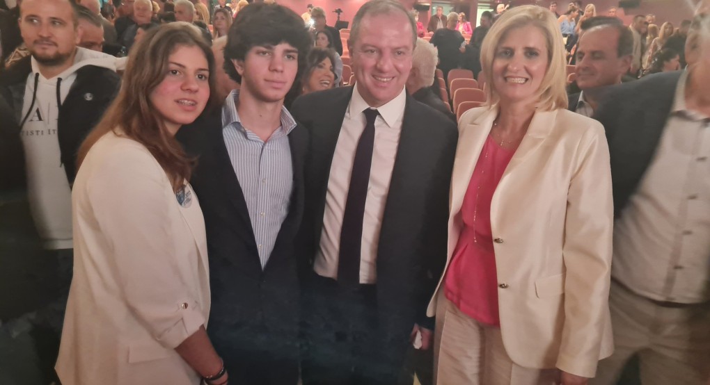 Σταμενίτης...Με τα δύο παιδιά του στην προεκλογική του ομιλία