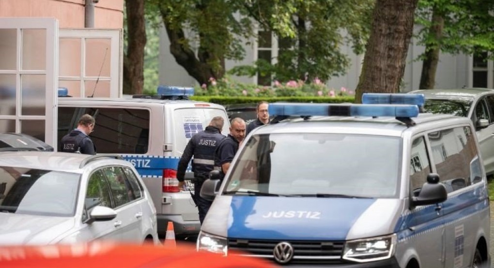 Δύο δημοσιογράφους της τουρκικής εφημερίδας Σαμπάχ συνέλαβε η γερμανική αστυνομία Δύο δημοσιογράφους της τουρκικής εφημερίδας Σαμπάχ συνέλαβε η γερμανική αστυνομία