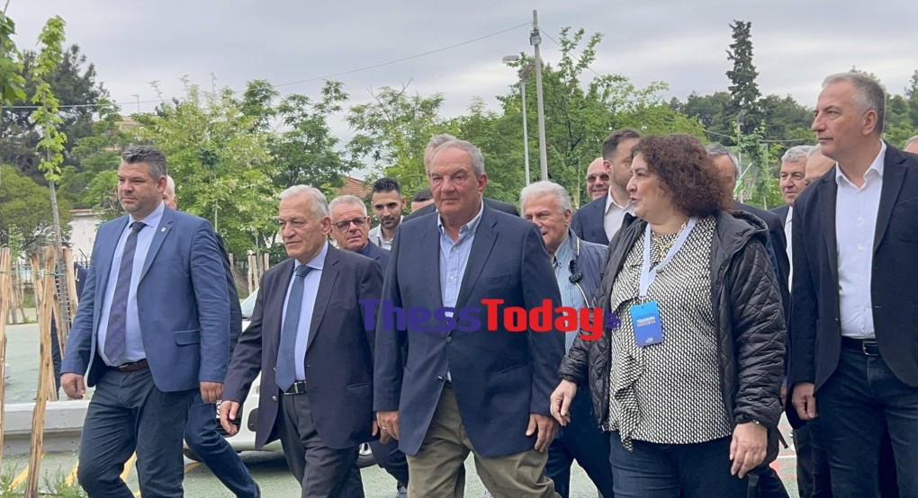 Θεσσαλονίκη: Με χειροκροτήματα και «χρόνια πολλά» υποδέχτηκαν τον Καραμανλή στις κάλπες Θεσσαλονίκη: Με χειροκροτήματα και «χρόνια πολλά» υποδέχτηκαν τον Καραμανλή στις κάλπες