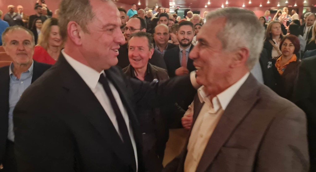 Θερμός εναγκαλισμός Σταμενίτη με Καστερίδη Θερμός εναγκαλισμός Σταμενίτη με Καστερίδη