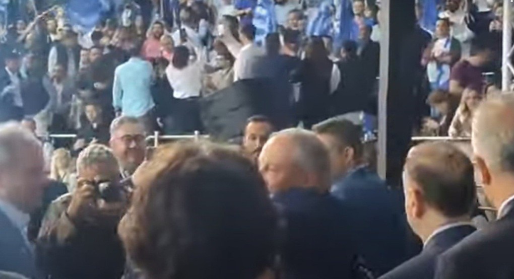Χειραψία και θερμός χαιρετισμός Καραμανλή -Σταμενίτη Χειραψία και θερμός χαιρετισμός Καραμανλή -Σταμενίτη