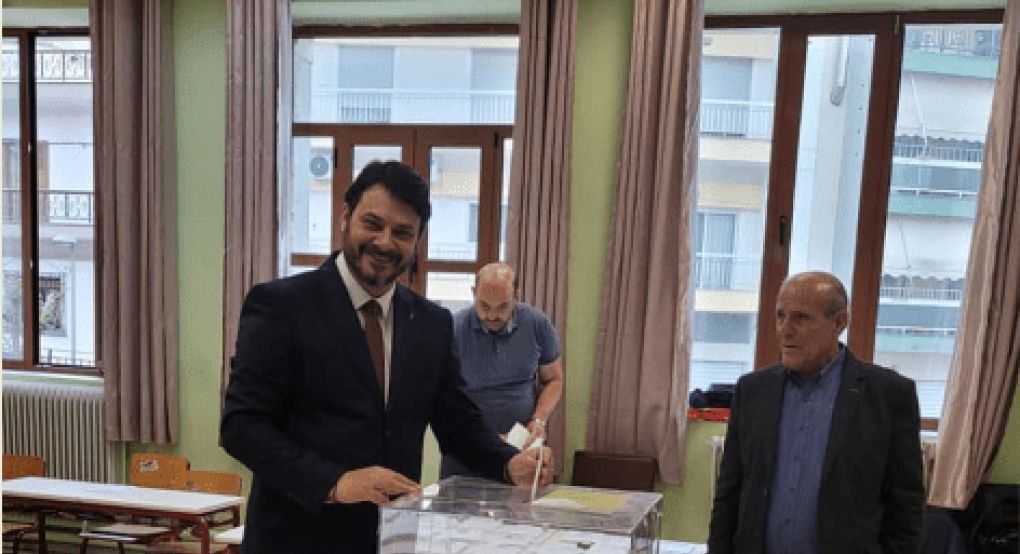 Ψήφισε ο Αντώνης Χατζημιχαήλ με τη σύζυγο του Ψήφισε ο Αντώνης Χατζημιχαήλ με τη σύζυγο του