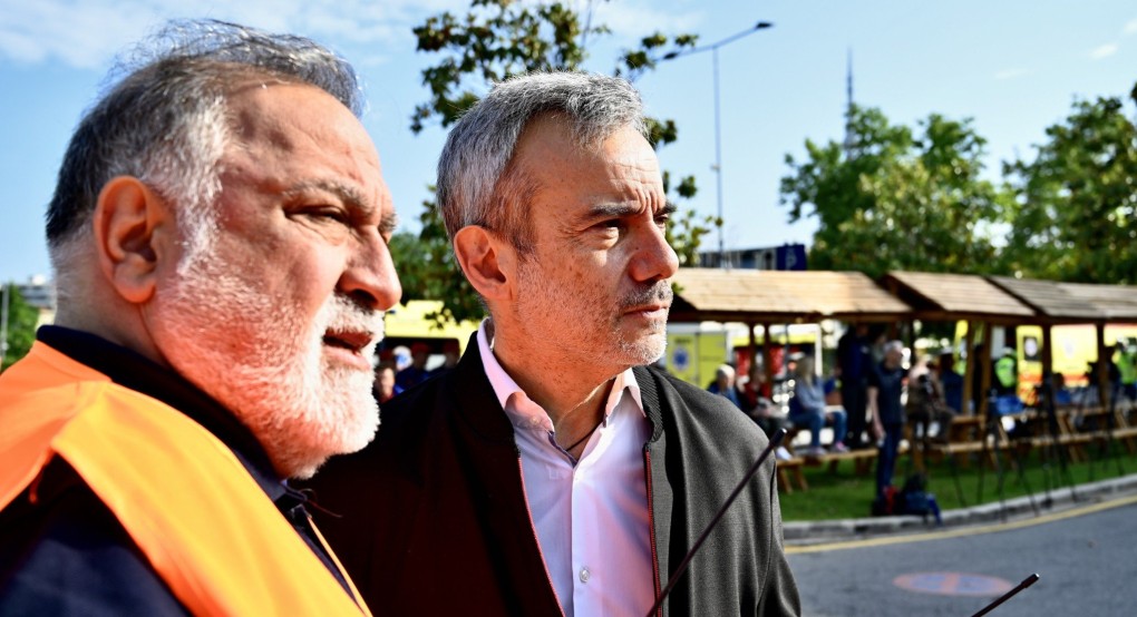 Εκκένωση του Δημαρχείου Θεσσαλονίκης μετά από σεισμό 5,8 Ρίχτερ Εκκένωση του Δημαρχείου Θεσσαλονίκης μετά από σεισμό 5,8 Ρίχτερ