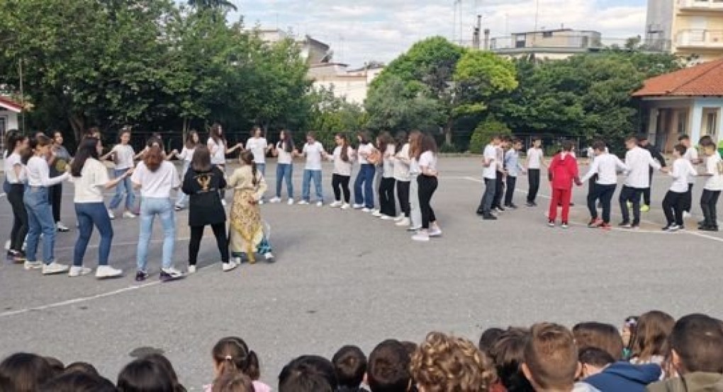Πλούσια εκδήλωση του 2ου Δημοτικού Σχολείου για τη Γενοκτονία των Ποντίων Πλούσια εκδήλωση του 2ου Δημοτικού Σχολείου για τη Γενοκτονία των Ποντίων