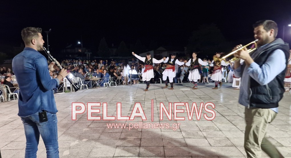 Μια φαντασμαγορική βραδιά στα Καλύβια Πέλλας (φωτογραφίες / βίντεο) Μια φαντασμαγορική βραδιά στα Καλύβια Πέλλας (φωτογραφίες / βίντεο)