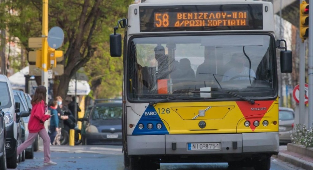 Θεσσαλονίκη: Τρεις συλλήψεις ανήλικων - Πέταξαν πέτρες σε εν κινήσει λεωφορείο και έσπασαν τζάμι