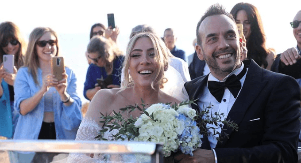 Πάνος Μουζουράκης και Μαριλού Κόζαρη ενώθηκαν με τα ιερά δεσμά του γάμου και έλαμψαν από ευτυχία Πάνος Μουζουράκης και Μαριλού Κόζαρη ενώθηκαν με τα ιερά δεσμά του γάμου και έλαμψαν από ευτυχία