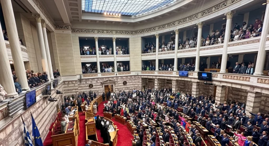 Γονείς, σύζυγοι και παιδιά στα θεωρεία και στο εντευκτήριο στην ορκωμοσία των βουλευτών Γονείς, σύζυγοι και παιδιά στα θεωρεία και στο εντευκτήριο στην ορκωμοσία των βουλευτών