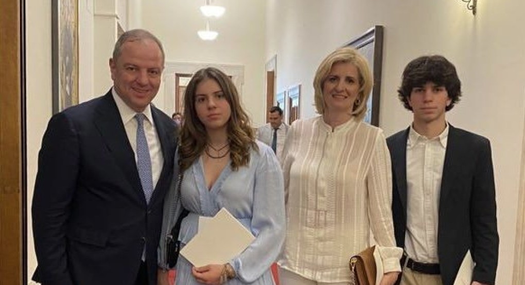 Με την οικογένεια του ο Διονύσης Σταμενίτης Με την οικογένεια του ο Διονύσης Σταμενίτης