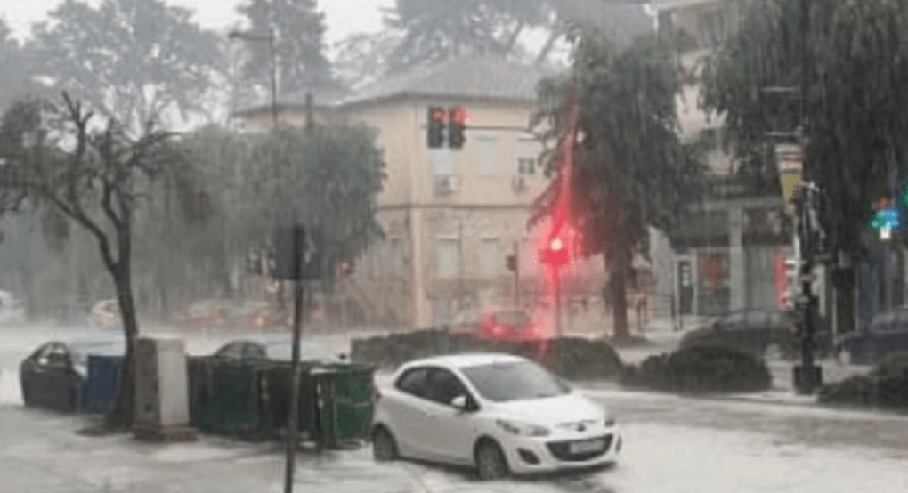 Καταιγίδες και ισχυρή χαλαζόπτωση στα Ιωάννινα (φώτο) Καταιγίδες και ισχυρή χαλαζόπτωση στα Ιωάννινα (φώτο)