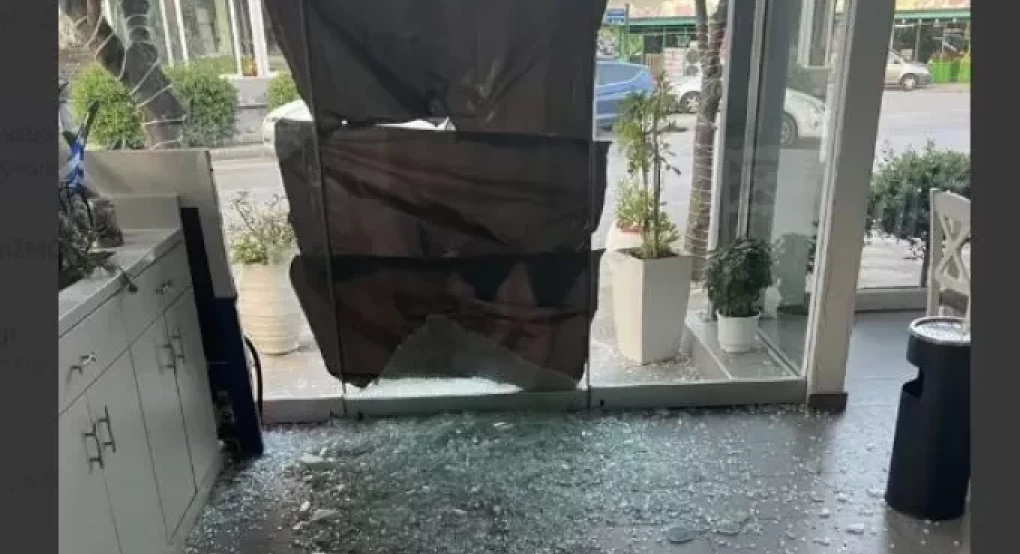 Έσπασε τη τζαμαρία και μπούκαρε σε σουβλατζίδικο αρπάζοντας τις εισπράξεις Έσπασε τη τζαμαρία και μπούκαρε σε σουβλατζίδικο αρπάζοντας τις εισπράξεις