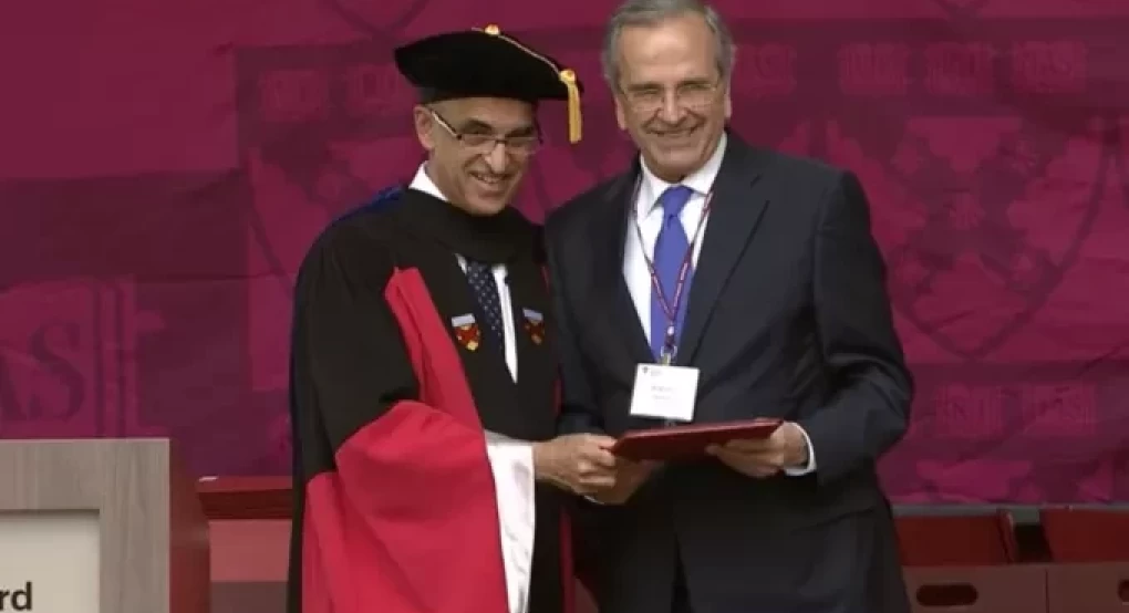 O Aντώνης Σαμαράς βραβεύτηκε στο Χάρβαρντ με το Alumni Achievement Award