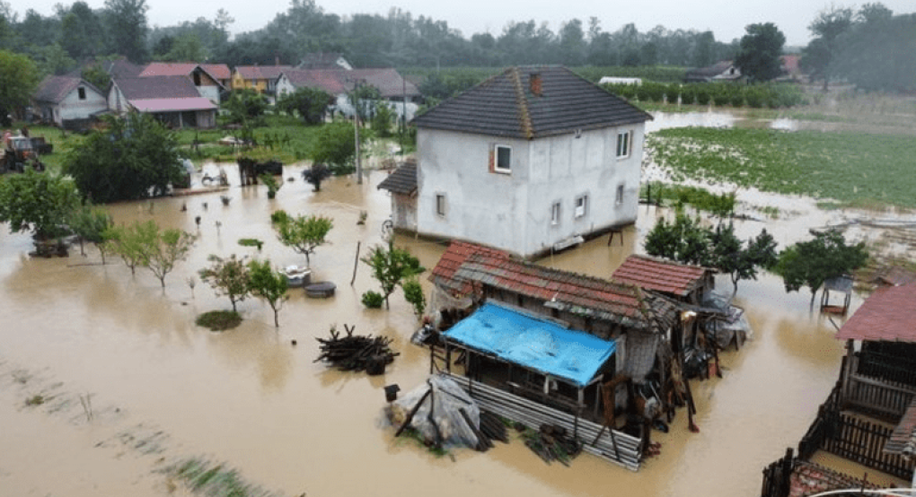 Σερβία - Βοσνία: Πολίτες απομακρύνονται από τα σπίτια τους εξαιτίας σφοδρών βροχοπτώσεων και πλημμυρών