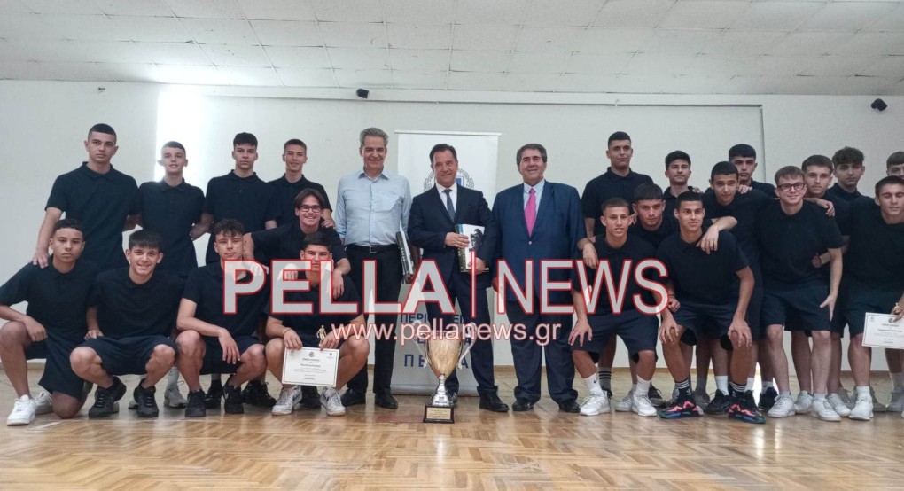 Βράβευσε τη Μικτή Πέλλας Κ16 ο Αντιπεριφερειάρχης Πέλλας Ι. Τζαμτζής-Άδωνις και Συρίγος στην απονομή Βράβευσε τη Μικτή Πέλλας Κ16 ο Αντιπεριφερειάρχης Πέλλας Ι. Τζαμτζής-Άδωνις και Συρίγος στην απονομή