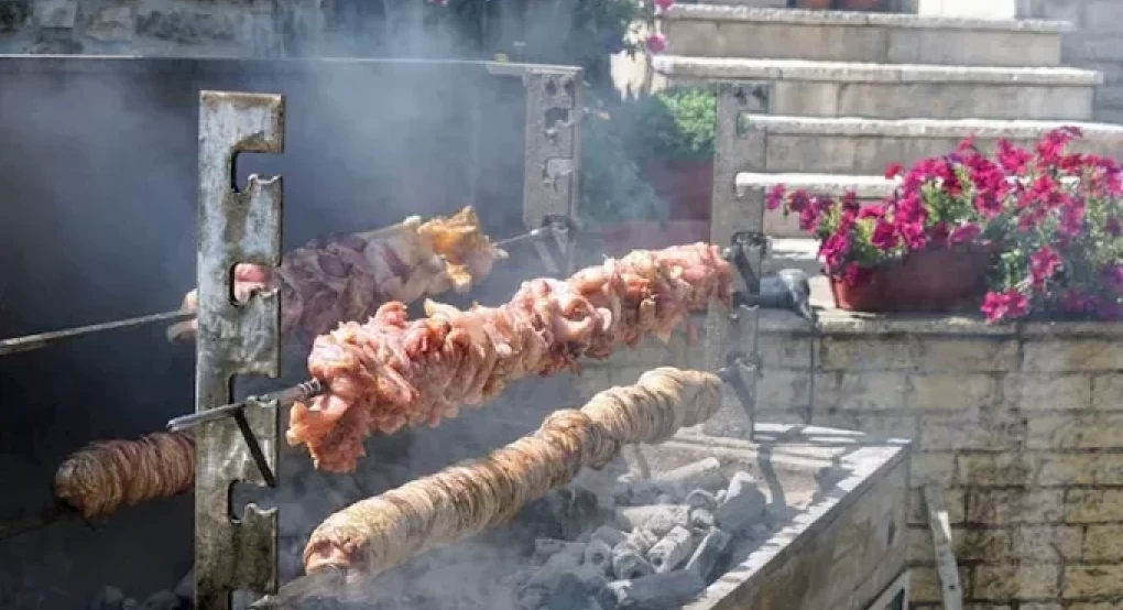 Πρωτιά για το κοκορέτσι στα πιο δημοφιλή πιάτα με εντόσθια Πρωτιά για το κοκορέτσι στα πιο δημοφιλή πιάτα με εντόσθια