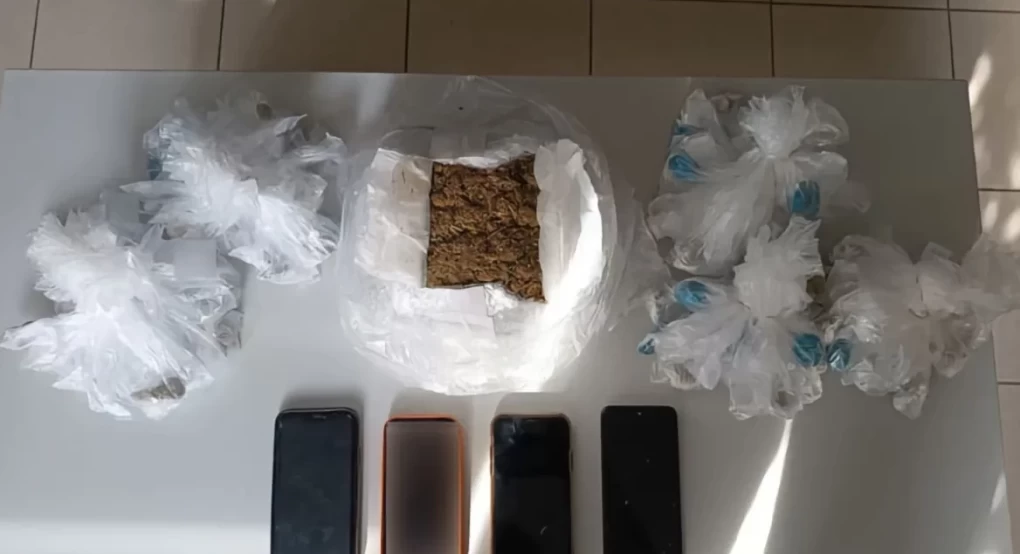 Τέσσερις ανήλικοι διακινούσαν πάνω από μισό κιλό κάνναβης στη Λάρισα Τέσσερις ανήλικοι διακινούσαν πάνω από μισό κιλό κάνναβης στη Λάρισα