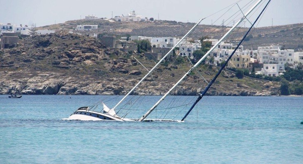 Πάρος: Ημιβύθιση ιστιοφόρου με δύο επιβαίνοντες στη Νάουσα (Βίντεο) Πάρος: Ημιβύθιση ιστιοφόρου με δύο επιβαίνοντες στη Νάουσα (Βίντεο)