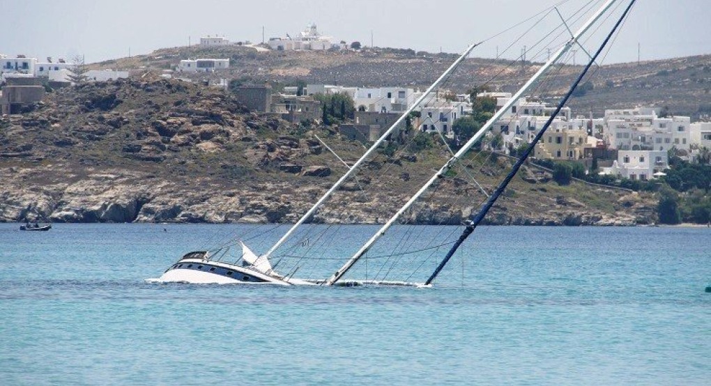 Πάρος: Ημιβύθιση ιστιοφόρου με δύο επιβαίνοντες στη Νάουσα (Βίντεο)