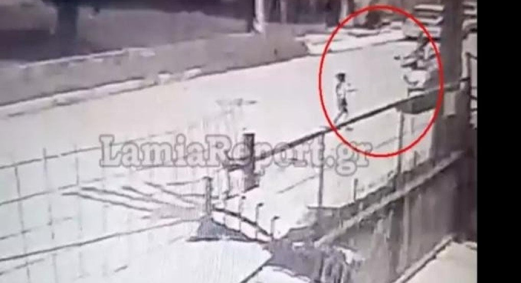 Εξοργιστικό βίντεο από τη Λαμία: Μηχανάκι παρασύρει 5χρονο και το εγκαταλείπει στη μέση του δρόμου Εξοργιστικό βίντεο από τη Λαμία: Μηχανάκι παρασύρει 5χρονο και το εγκαταλείπει στη μέση του δρόμου