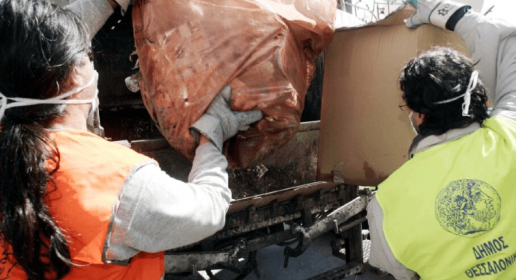 Θεσσαλονίκη: Εργαζόμενοι βρήκαν χρυσαφικά στα σκουπίδια και τα επέστρεψαν