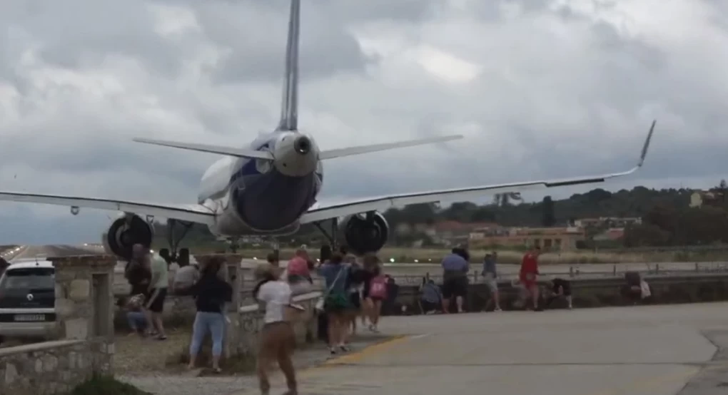 Σκιάθος: Αεροπλάνο της SAS απογειώνεται και «σηκώνει στον αέρα» όσους το βιντεοσκοπούν