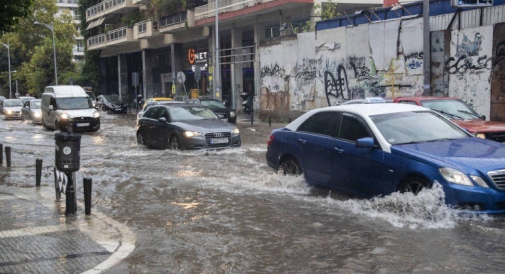 Απίστευτη βροχόπτωση και πλημμύρες-Τροχαίο στη Μουδανιών με έναν τραυματία! Απίστευτη βροχόπτωση και πλημμύρες-Τροχαίο στη Μουδανιών με έναν τραυματία!