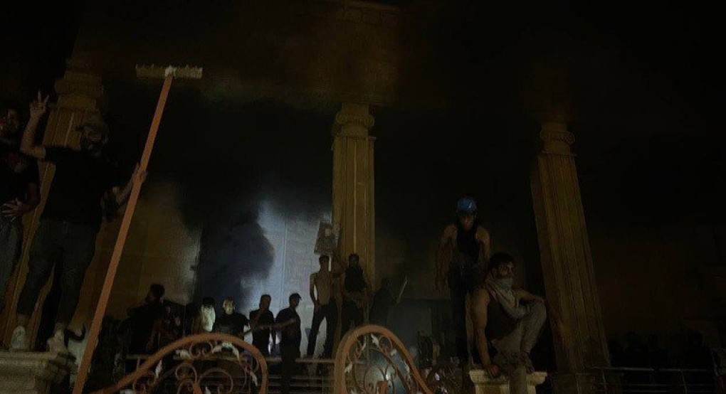 Ιράκ: Διαδηλωτές εισέβαλαν στην πρεσβεία της Σουηδίας στη Βαγδάτη και την πυρπόλησαν Ιράκ: Διαδηλωτές εισέβαλαν στην πρεσβεία της Σουηδίας στη Βαγδάτη και την πυρπόλησαν