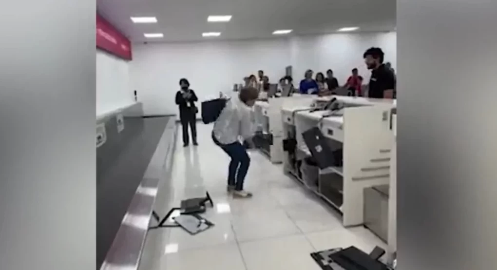 Γυναίκα τα έσπασε όλα σε αεροδρόμιο γιατί δεν έβρισκαν την κράτησή της