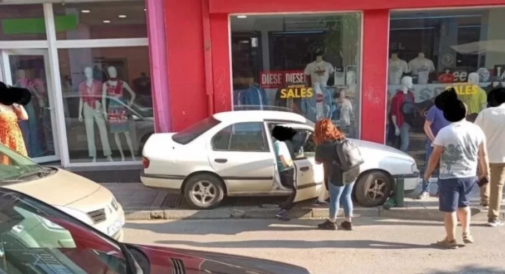 Κοζάνη: Την τελευταία του πνοή άφησε ο 54χρονος που έπεσε με το αυτοκίνητό σε βιτρίνα καταστήματος Κοζάνη: Την τελευταία του πνοή άφησε ο 54χρονος που έπεσε με το αυτοκίνητό σε βιτρίνα καταστήματος
