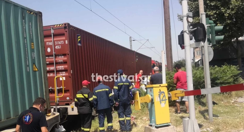 Θεσσαλονίκη: Τρένο παρέσυρε μηχανή