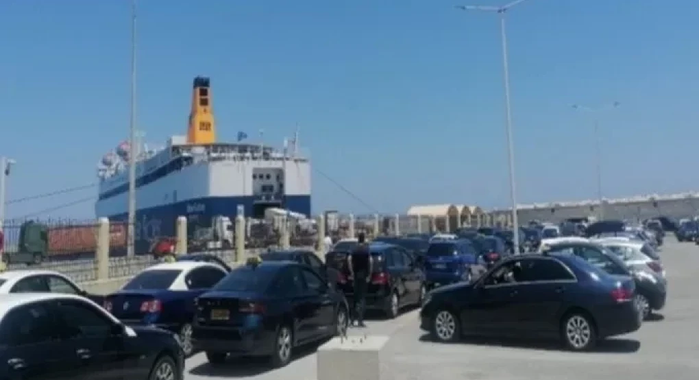 Ρόδος: Απέκλεισαν το λιμάνι οι ταξιτζήδες Ρόδος: Απέκλεισαν το λιμάνι οι ταξιτζήδες