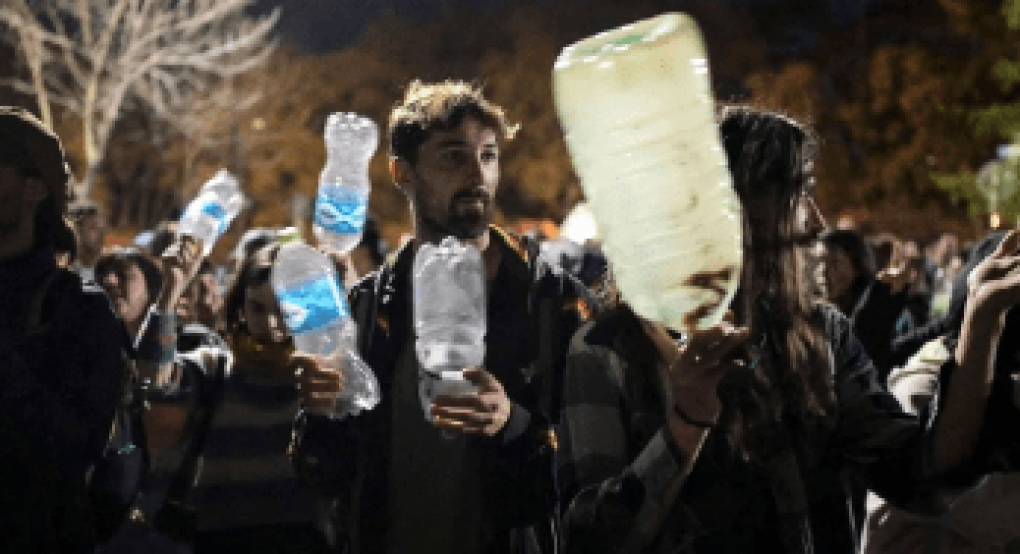 Ουρουγουάη: Νερό με αλάτι για τους πολίτες, που καταγγέλλουν την Google για «λεηλασία» Ουρουγουάη: Νερό με αλάτι για τους πολίτες, που καταγγέλλουν την Google για «λεηλασία»