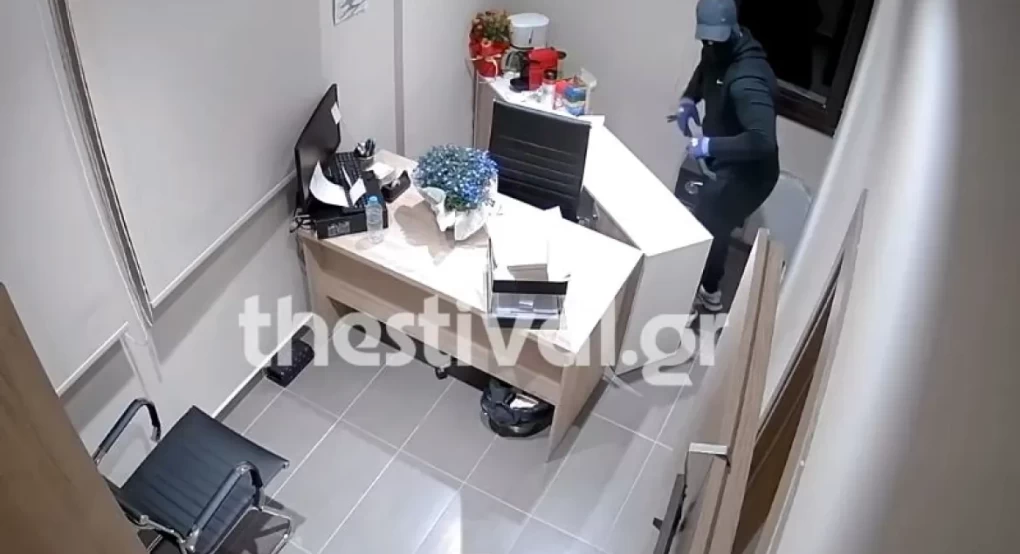 Θεσσαλονίκη: Καρέ - καρέ η κλοπή χρηματοκιβωτίου από γηροκομείο Θεσσαλονίκη: Καρέ - καρέ η κλοπή χρηματοκιβωτίου από γηροκομείο