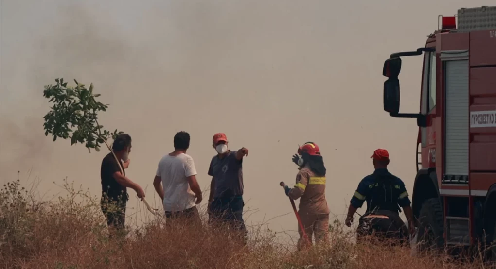 Φωτιές: Μάχη να μην μπουν οι φλόγες στο χωριό Βάτι στη Ρόδο - Εκκενώθηκε η περιοχή Λούτσες στην Κέρκυρα