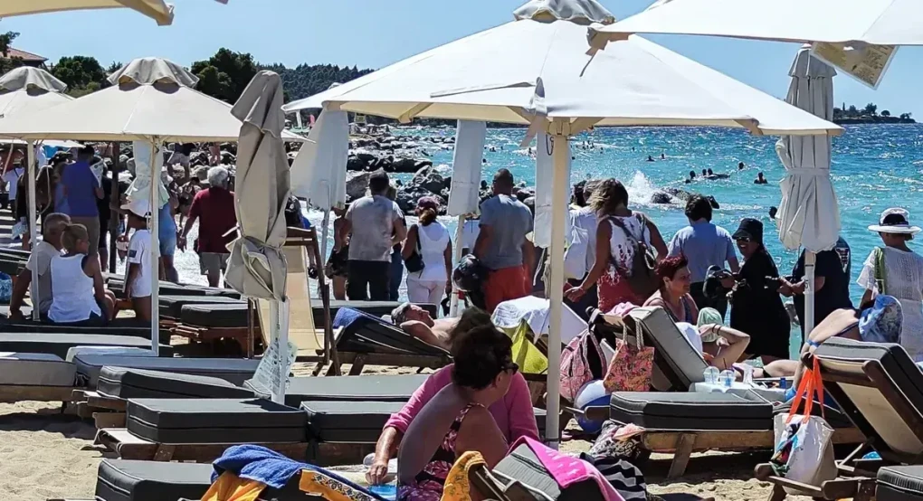Κίνημα της πετσέτας: Διαμαρτυρίες κατά της ξαπλώστρας από την Ανάβυσσο ως τη Χαλκιδική