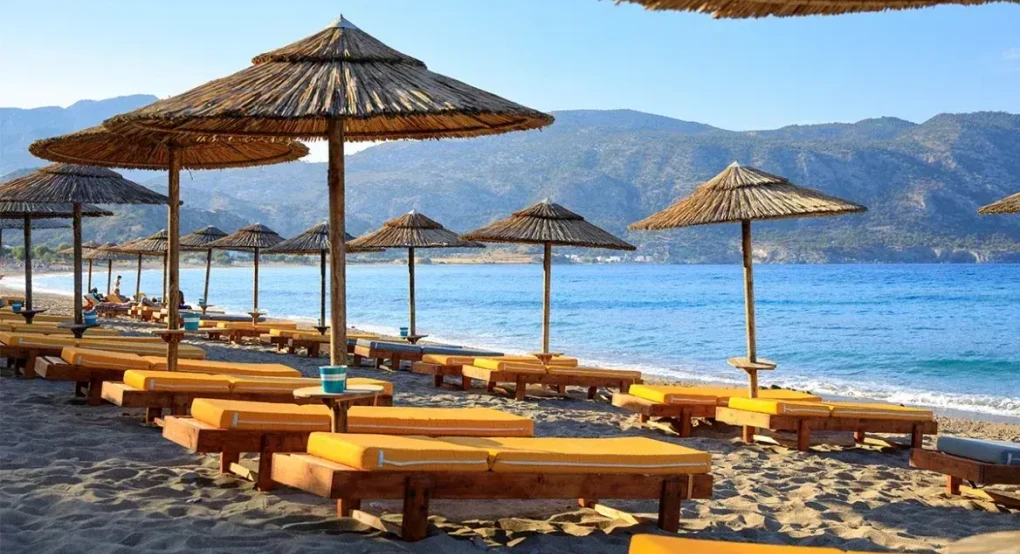 Χαλκιδική: Υπεύθυνος beach bar έδειρε ζευγάρι που ήθελε να καθίσει στην παραλία με πετσέτα - Στο νοσοκομείο 74χρονος