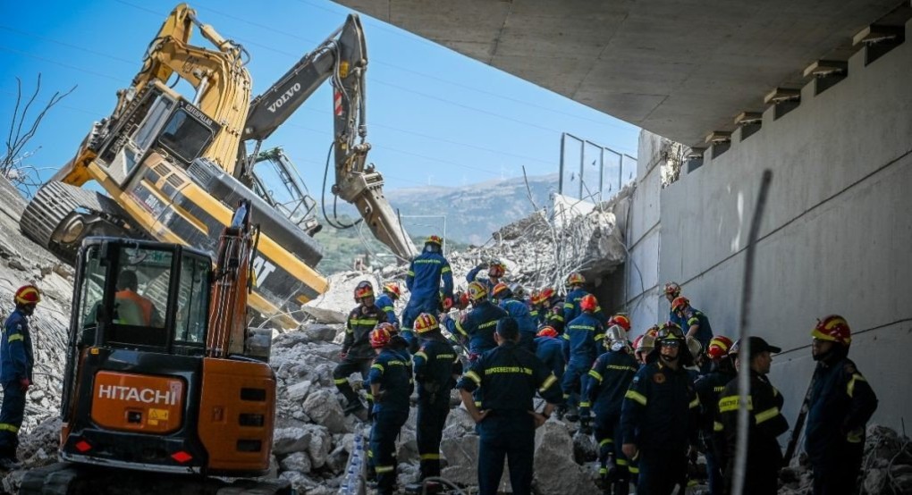 Πάτρα: Γιατί κατέρρευσε η γέφυρα - Τέσσερις συλλήψεις, 1 νεκρός και 8 τραυματίες Πάτρα: Γιατί κατέρρευσε η γέφυρα - Τέσσερις συλλήψεις, 1 νεκρός και 8 τραυματίες