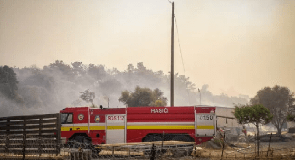 Ρόδος: Τριπλή η μάχη με τις φλόγες Ρόδος: Τριπλή η μάχη με τις φλόγες