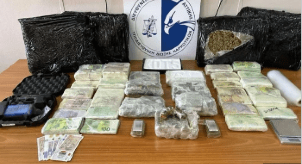 Βίντεο: Ο σκύλος της ΕΛ.ΑΣ. ξετρύπωσε από τη ντουλάπα ναρκωτικά, πιστόλια και πολλά χρήματα Βίντεο: Ο σκύλος της ΕΛ.ΑΣ. ξετρύπωσε από τη ντουλάπα ναρκωτικά, πιστόλια και πολλά χρήματα