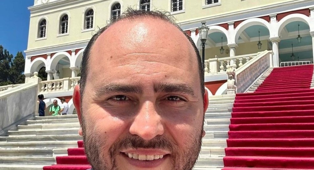 Στην Παναγία της Τήνου ο Λάκης Βασιλειάδης Στην Παναγία της Τήνου ο Λάκης Βασιλειάδης
