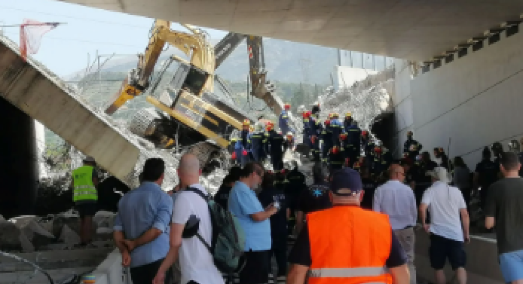 Πάτρα: Τουλάχιστον ένας νεκρός και 12 τραυματίες από την κατάρρευση γέφυρας Πάτρα: Τουλάχιστον ένας νεκρός και 12 τραυματίες από την κατάρρευση γέφυρας