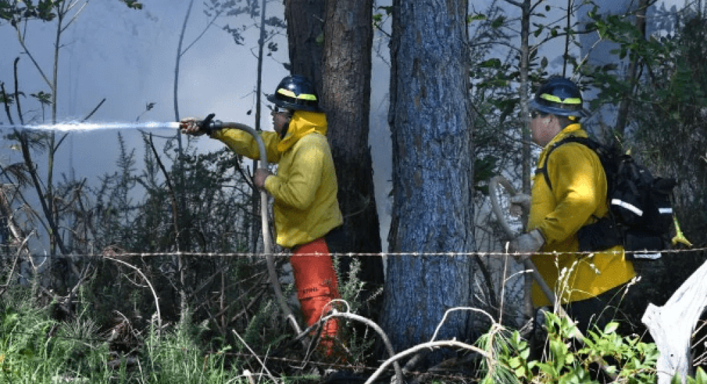 Πυρκαγιές σαρώνουν σπίτια τη Χαβάη, στη θάλασσα τρέχουν να σωθούν οι κάτοικοι Πυρκαγιές σαρώνουν σπίτια τη Χαβάη, στη θάλασσα τρέχουν να σωθούν οι κάτοικοι