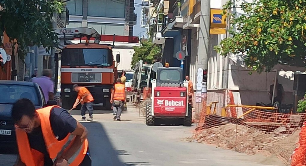 Υπογειοποίηση καλωδίων ΔΕΗ στα Γιαννιτσά: Συνεχίζονται ακόμη και με τον καύσωνα οι εργασίες Υπογειοποίηση καλωδίων ΔΕΗ στα Γιαννιτσά: Συνεχίζονται ακόμη και με τον καύσωνα οι εργασίες
