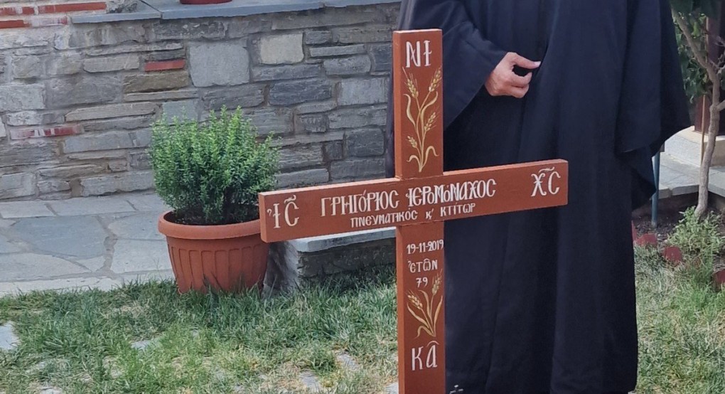 Στον τάφο του Γέροντα Γρηγορίου ο πατήρ Παντελεήμων Στον τάφο του Γέροντα Γρηγορίου ο πατήρ Παντελεήμων