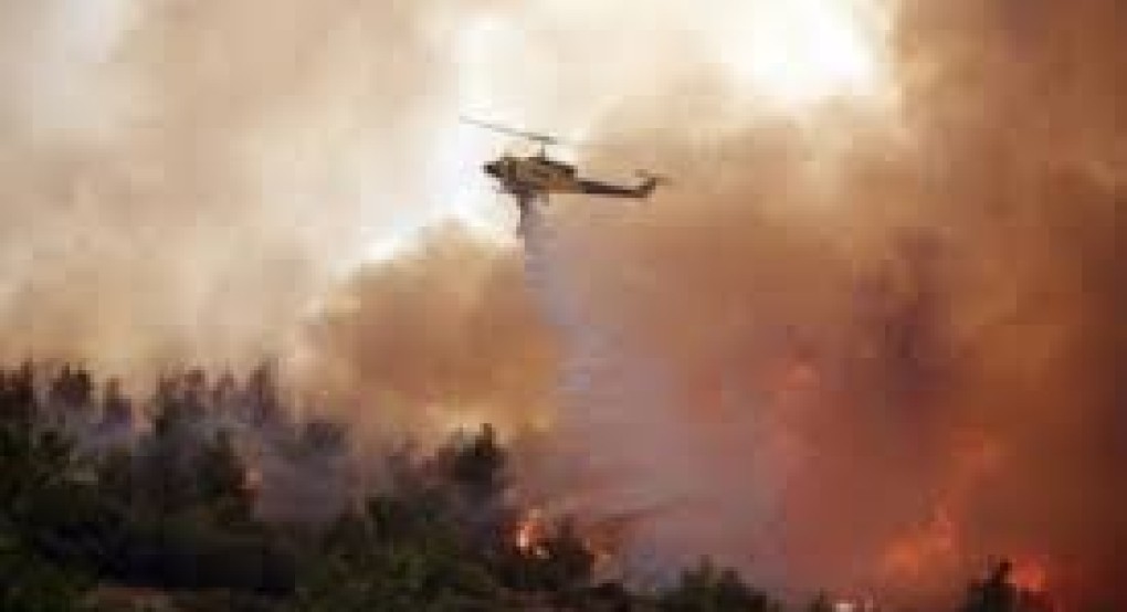 Συνεχίζεται η μάχη με τις φλόγες στο Άγιο Όρος – Δύο αεροσκάφη και ελικόπτερο για την κατάσβεση